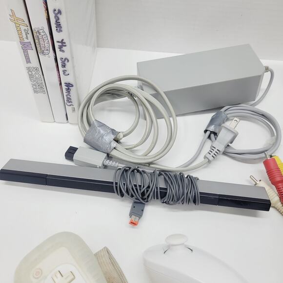 Nintendo Wii System Console (RVL-001) Controller Nunchuck Cords and 3 Games - Picture 4 of 11